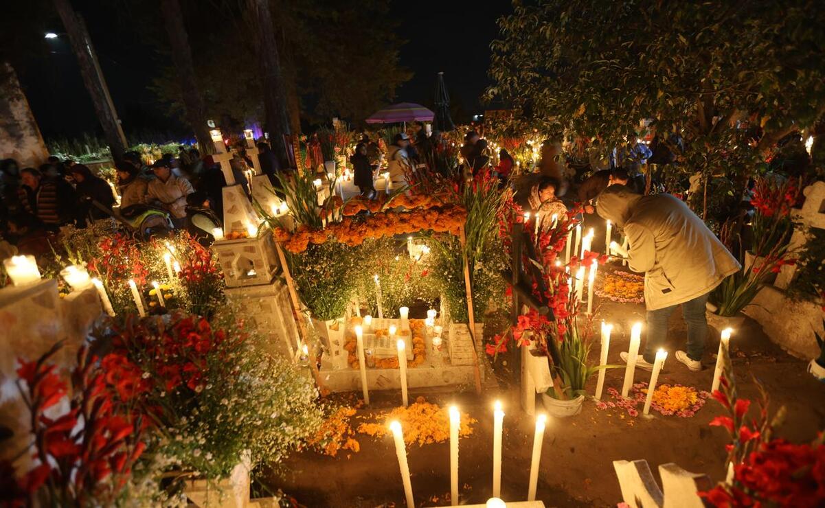 Durante la noche del 1 de noviembre, los panteones cobran vida, pues los familiares llevan luz, calidez y amor a sus fieles difuntos. Foto: Jorge Alvarado