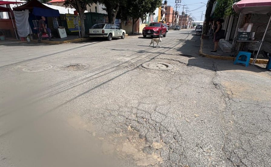 Vecinos cuestionan 49 toneladas de asfalto en un bache de Tultitlán
