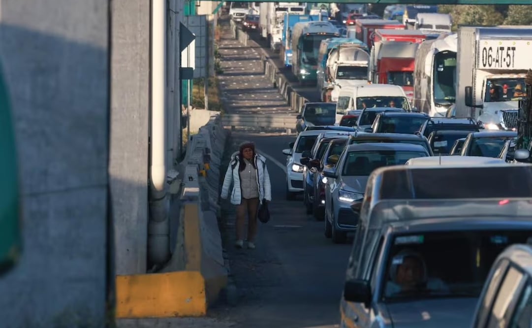 Es importante salir desde temprano en caso de utilizar algunas de las
vialidades donde se prevén bloqueos. Foto. Alejandro Vargas. El Universal