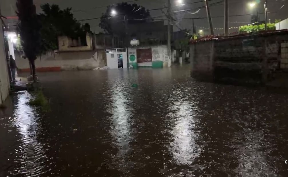 Más de 300 metros de la Avenida Nacional quedaron bajo el agua en los límites de Ecatepec y Tecámac. Foto Especial