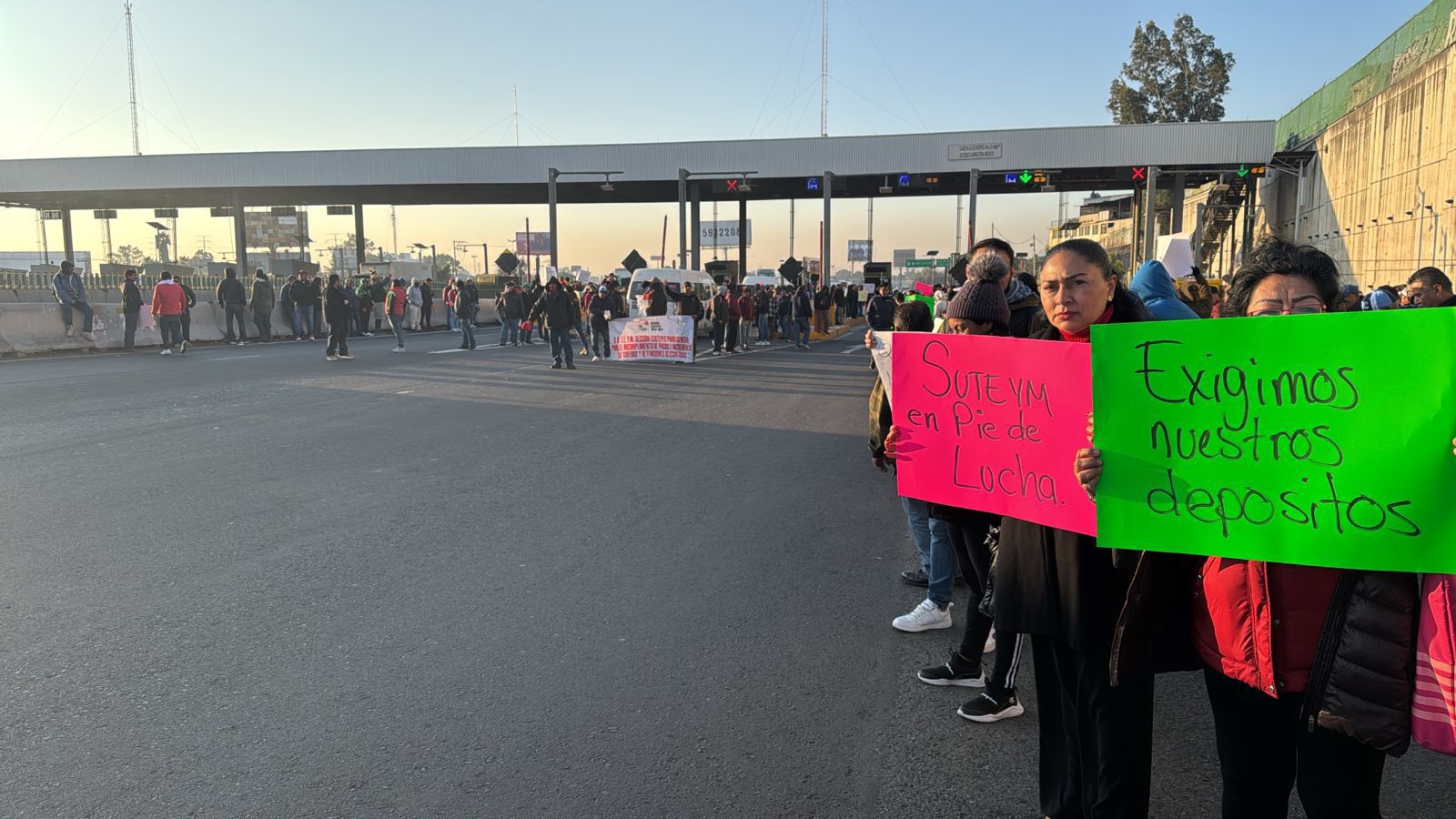 Los trabajadores advirtieron que no se retirarán hasta que las autoridades cumplan con el pago / Foto Especial