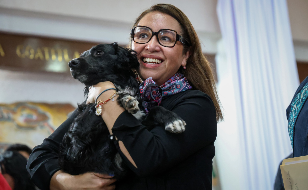 La alcaldesa Azucena Cisneros Coss junto a "CH", su compañero de cuatro patas rescatado Foto: Luis Camacho