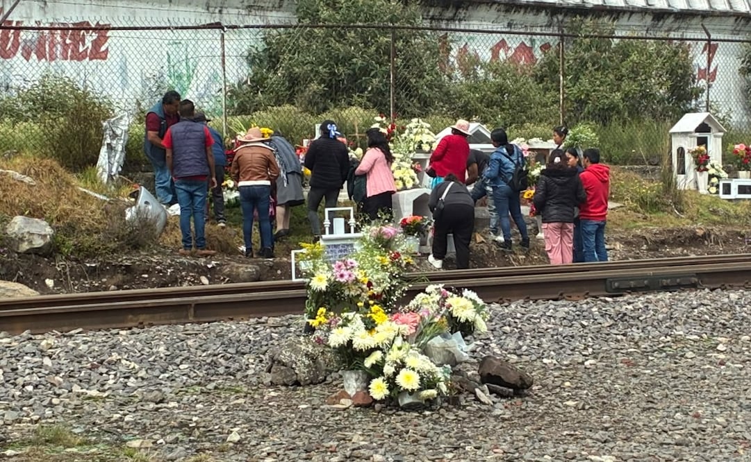 Familiares de la comunidad de San Jerónimo de los Dolores durante el homenaje luctuoso a un año del accidente. Foto Claudia Rodríguez / El Universal