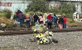 "Con dinero no regresan": Familiares conmemoran primer aniversario luctuoso de choque entre autobús y tren en Atlacomulco