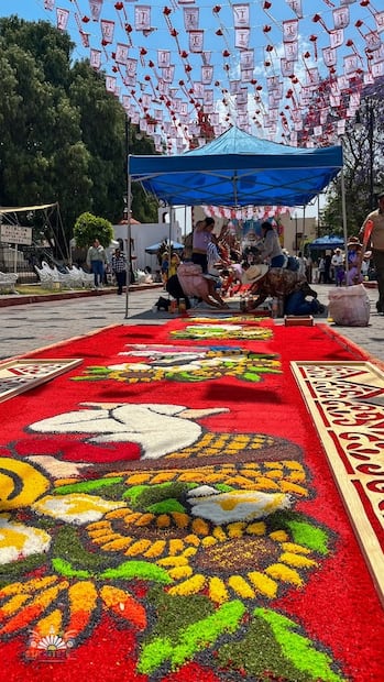 Las festividades también incluyen la elaboración de tapetes. Foto. especial