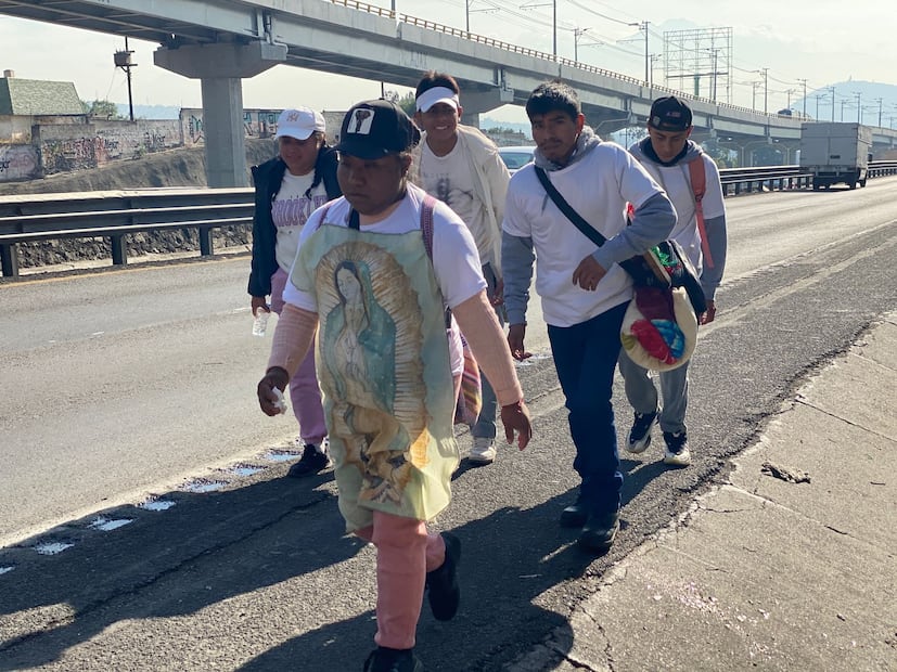 Un paso tras otro. A pesar de las rodillas y pies adoloridos por los kilómetros, el compromiso con la Virgen de Guadalupe es el motor que les impide desfallecer. Foto Emilio Fernández / El Universal