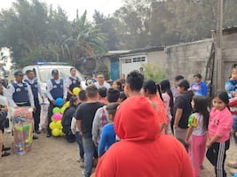Policías de Neza cambian el traje rojo de Santa por el uniforme para regalar 7,400 juguetes