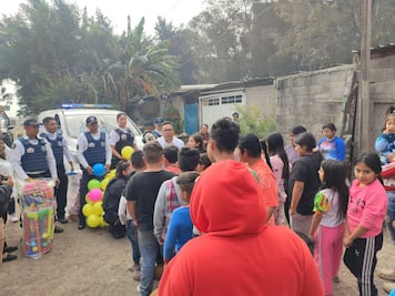 Policías de Neza cambian el traje rojo de Santa por el uniforme para regalar 7,400 juguetes