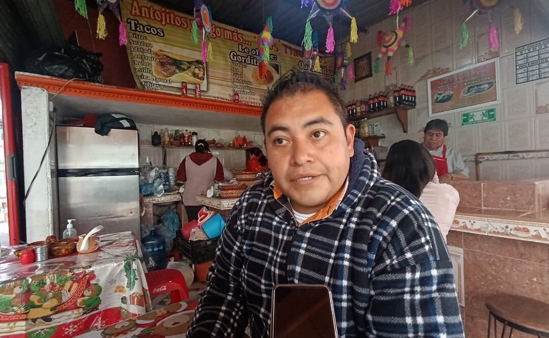 Emmanuel Rosas Rosales, un comerciante de flores y plantas en el mercado de Metepec Foto: Macrina Vázquez