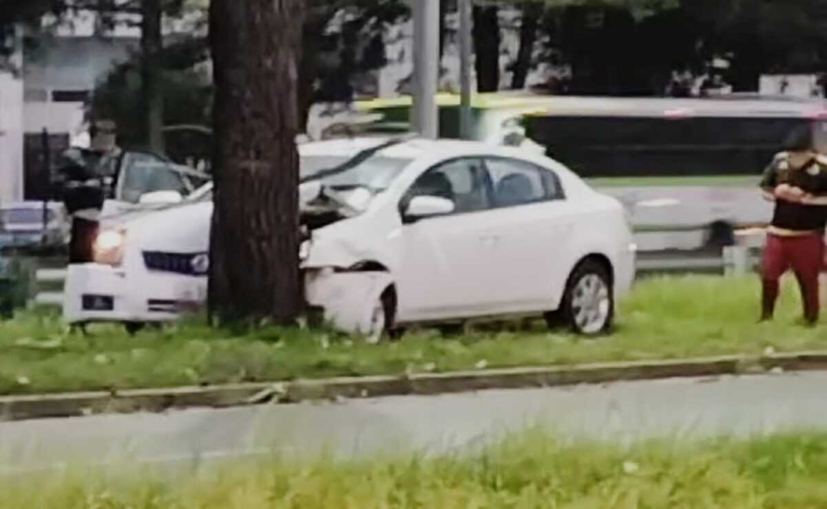 Automóvil se estrella contra árbol en Toluca