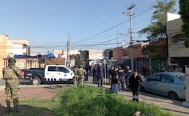 Hombre atrinchera a su familia por 20 horas en Tecámac; policías negocian y ya fue liberada 