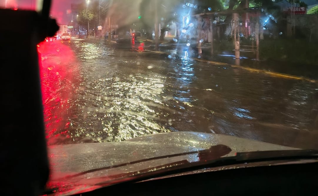 El agua pluvial alcanzó el nivel de la banqueta a la altura de la estación del Mexibús La Bandera en Tultitlán. Foto Especcial