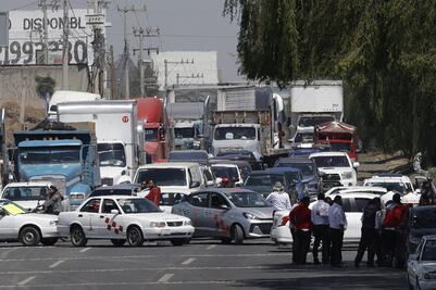 Afectación Vial: Taxistas bloquean la Toluca-Tenango por detenciones “arbitrarias”