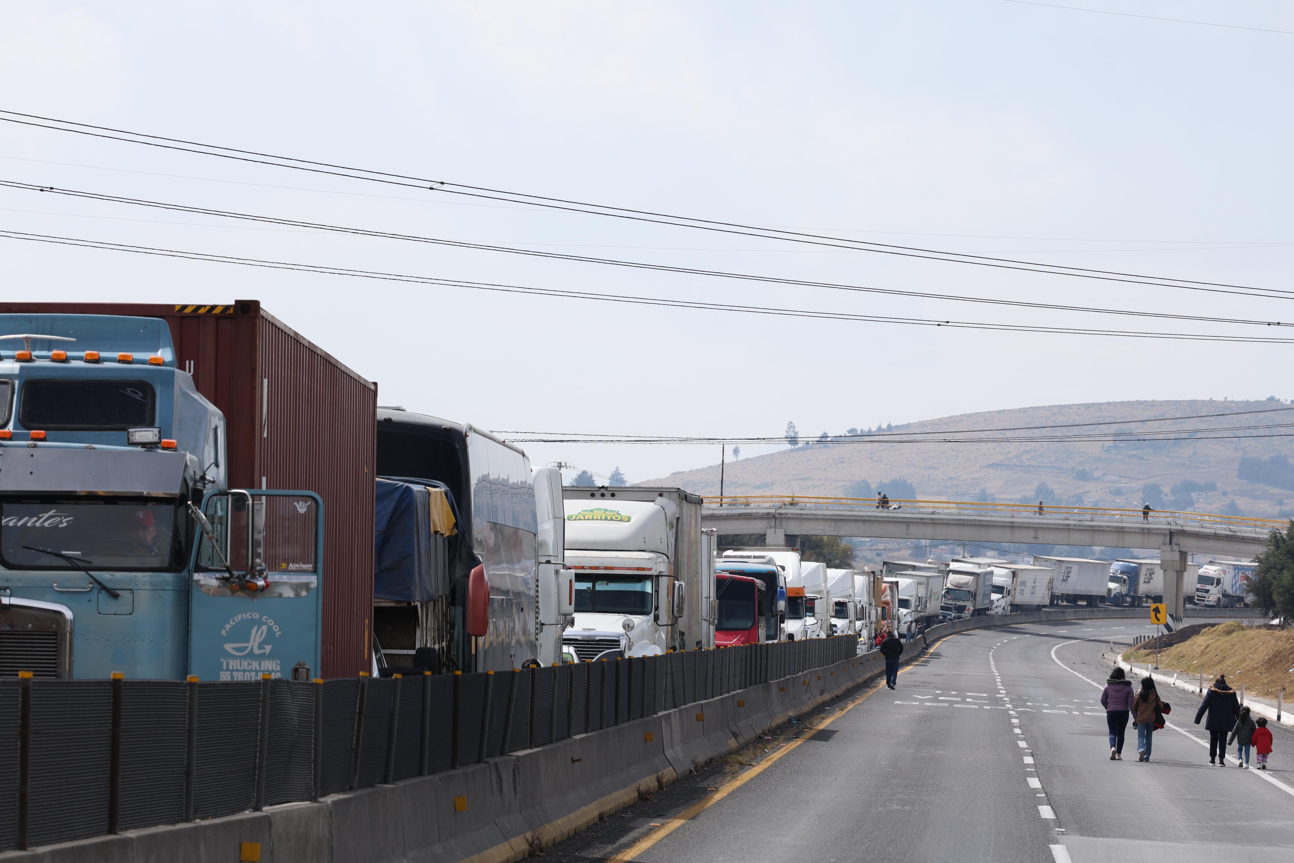 El Bloqueo libramiento Lerma - Valle de Bravo ha causado largas filas de tráileres. Foto: Arturo Hernández | El universal estado de México.