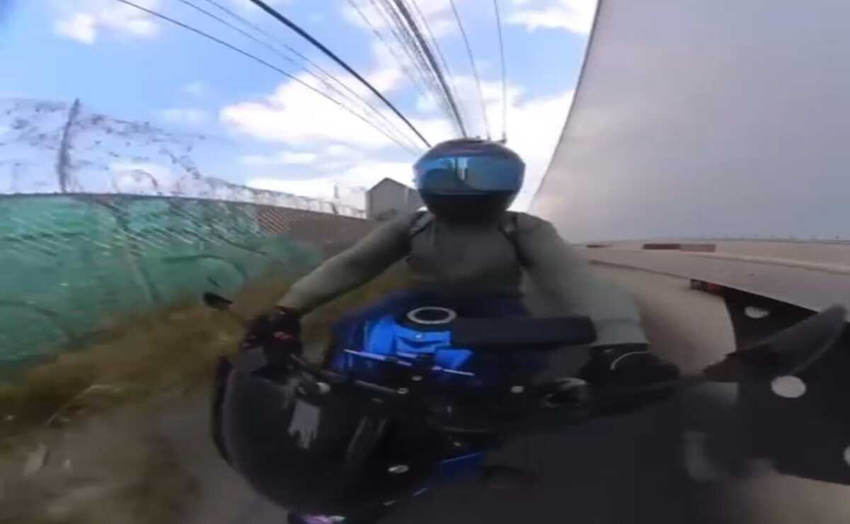 El motociclista tuvo que dejarse caer sobre la banqueta para evitar ser atropellado. Foto: Captura de pantalla