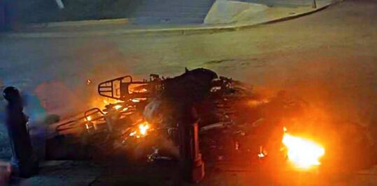 Violencia en Toluca: Vecinos queman motos de asaltantes