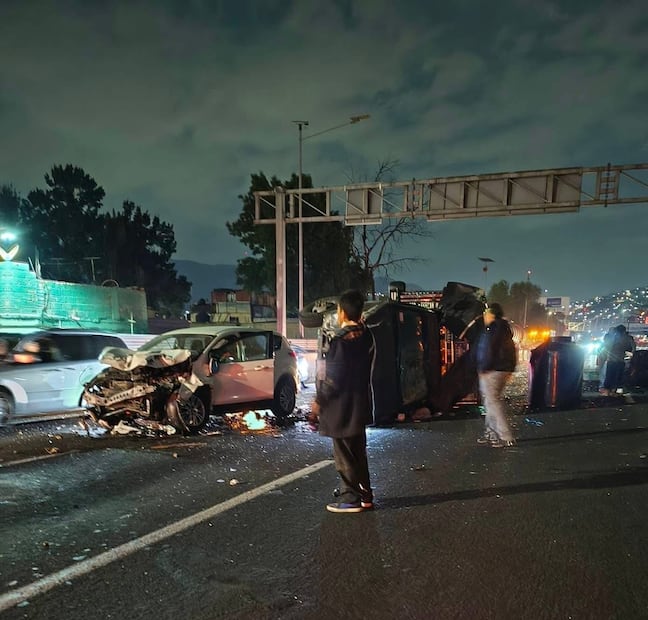 Paramédicos de la Cruz Roja Mexicana llegaron al sitio para prestar los primeros auxilios a las personas que viajaban en los otros vehículos siniestrados. Foto: especial