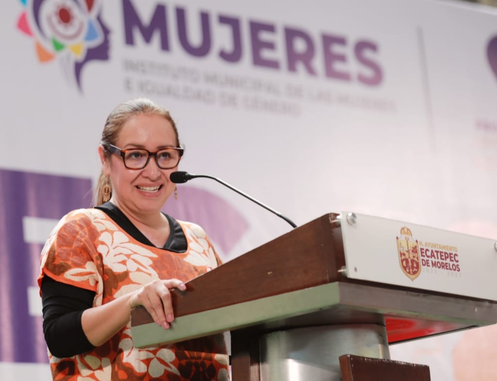 A las mujeres presentes en la conferencia, les señaló que tienen derecho a no ser víctimas de violencia digital por parte de sus parejas o de terceras personas. Foto: especial