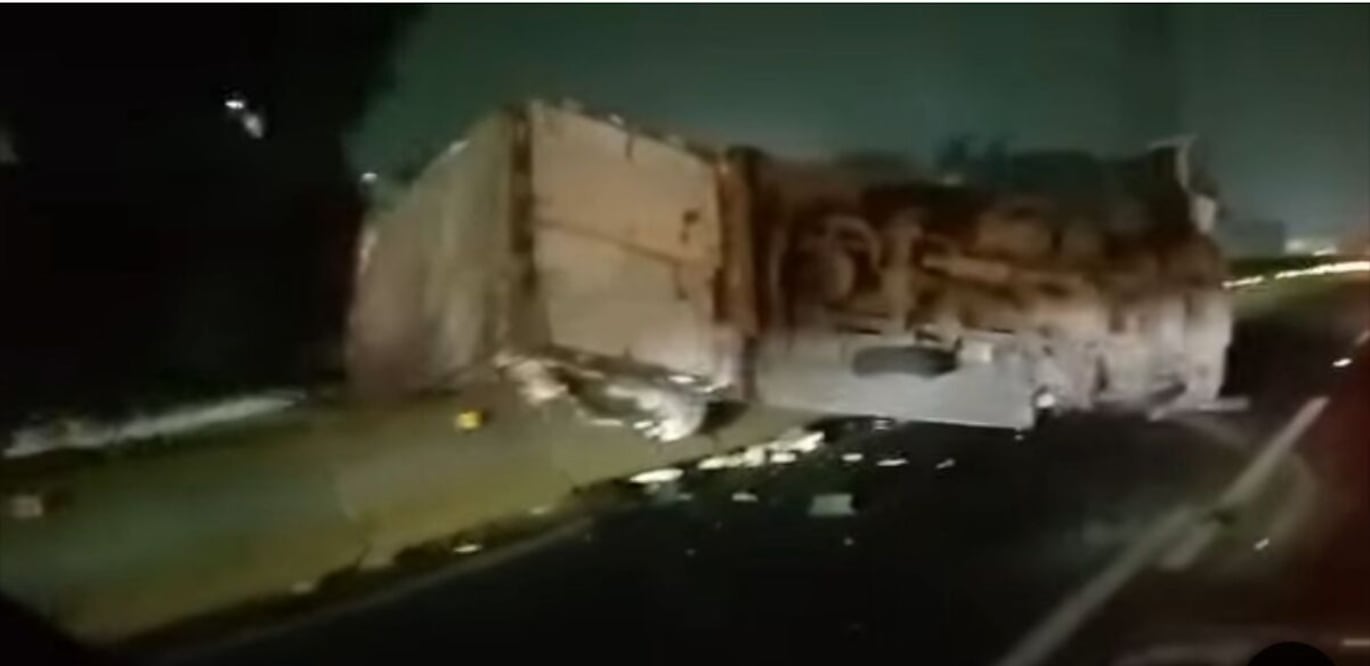 La congestión vehicular afecta ambos sentidos de la vialidad de cuota y en la zona ya hay unidades maniobrando para retirar el tráiler accidentado. Foto: especial