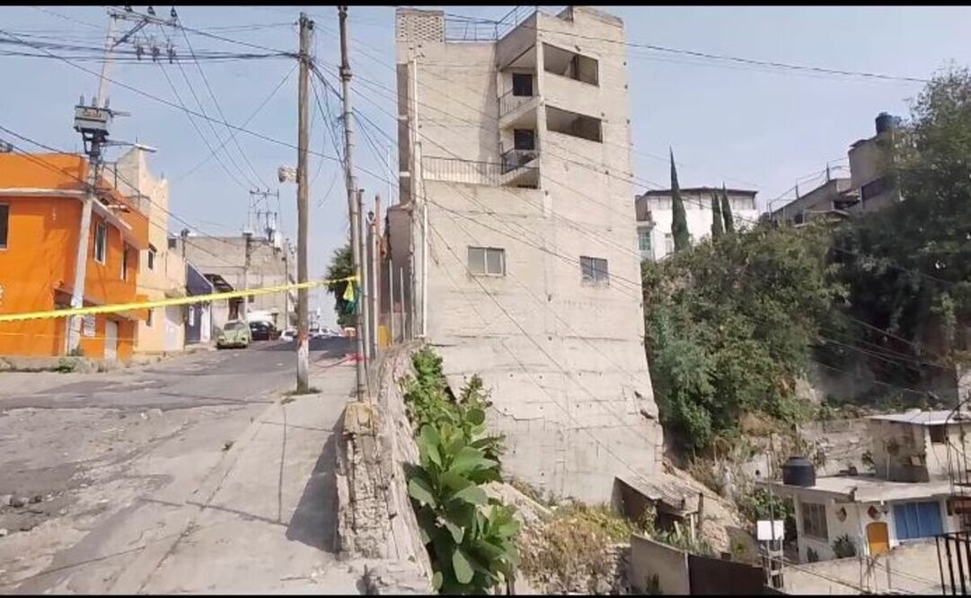 Familias de esta colonia en Naucalpan fueron desalojadas por el peligro de un edificio inclinado y cuarteado. Foto: Rebeca Jiménez