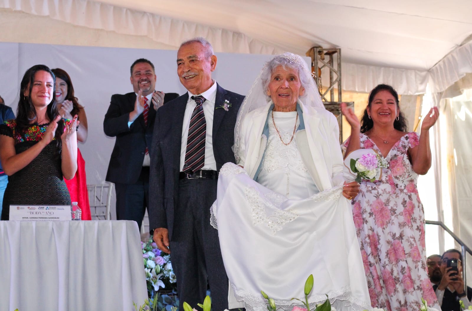 Atizapán de Zaragoza, Méx.- Este sábado 23 de agosto, más de 600 parejas se dieron el sí, en la explanada del Ayuntamiento de Atizapán de Zaragoza. 
El presidente municipal, Pedro David Rodríguez Villegas presidió "La Boda del Año 2025",  junto a su gabinete. Foto: Brenda Martínez/EL UNIVERSAL