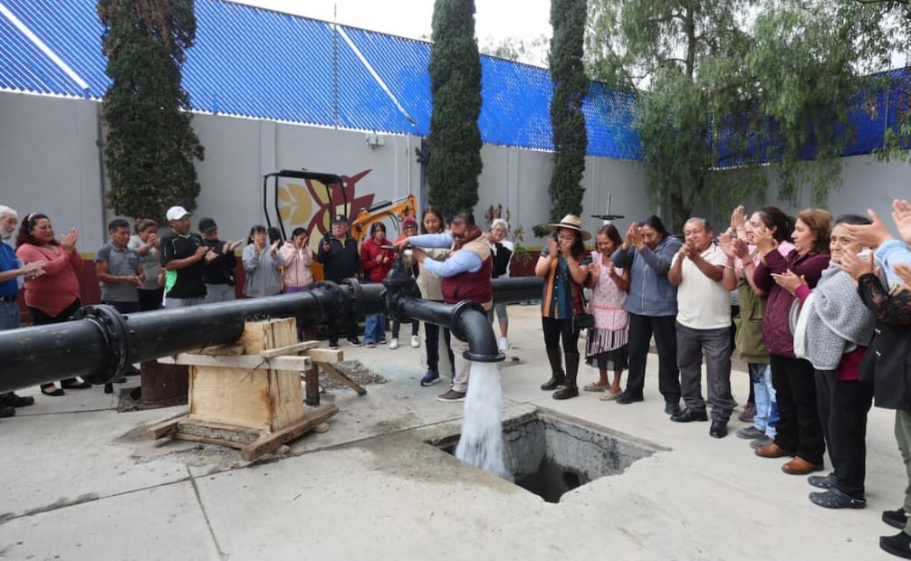 Durante una gira de supervisión, la alcaldesa Xóchitl Flores comprobó directamente en los hogares el restablecimiento del servicio de agua potable. Foto Especial
