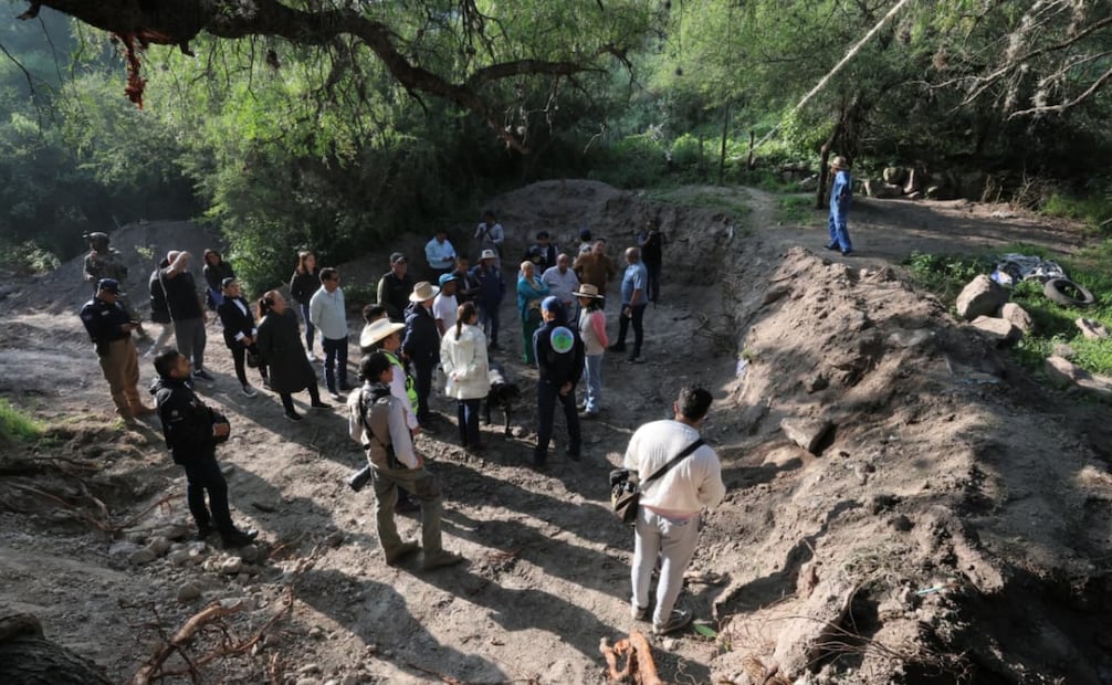 Voluntarios y ambientalistas trabajan en la construcción de tres presas de gavión para contener hasta el 75% del agua bronca durante la temporada de lluvias. Foto Especial