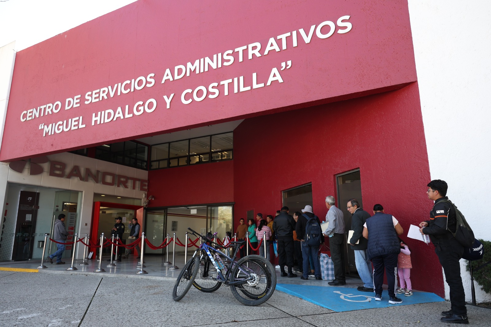 Felipe Anguiano, un automovilista fue convencido para pagar mil pesos para iniciar el trámite / Foto Arturo Hernández
