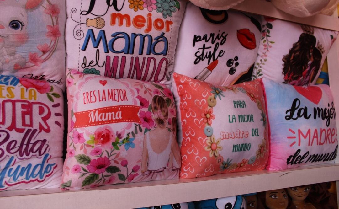 También se ofrecen cojines decorados con frases como “Te quiero”, “Te amo”, “Feliz día” y “Felicidades”, entre otras / Foto: Karen Aldama