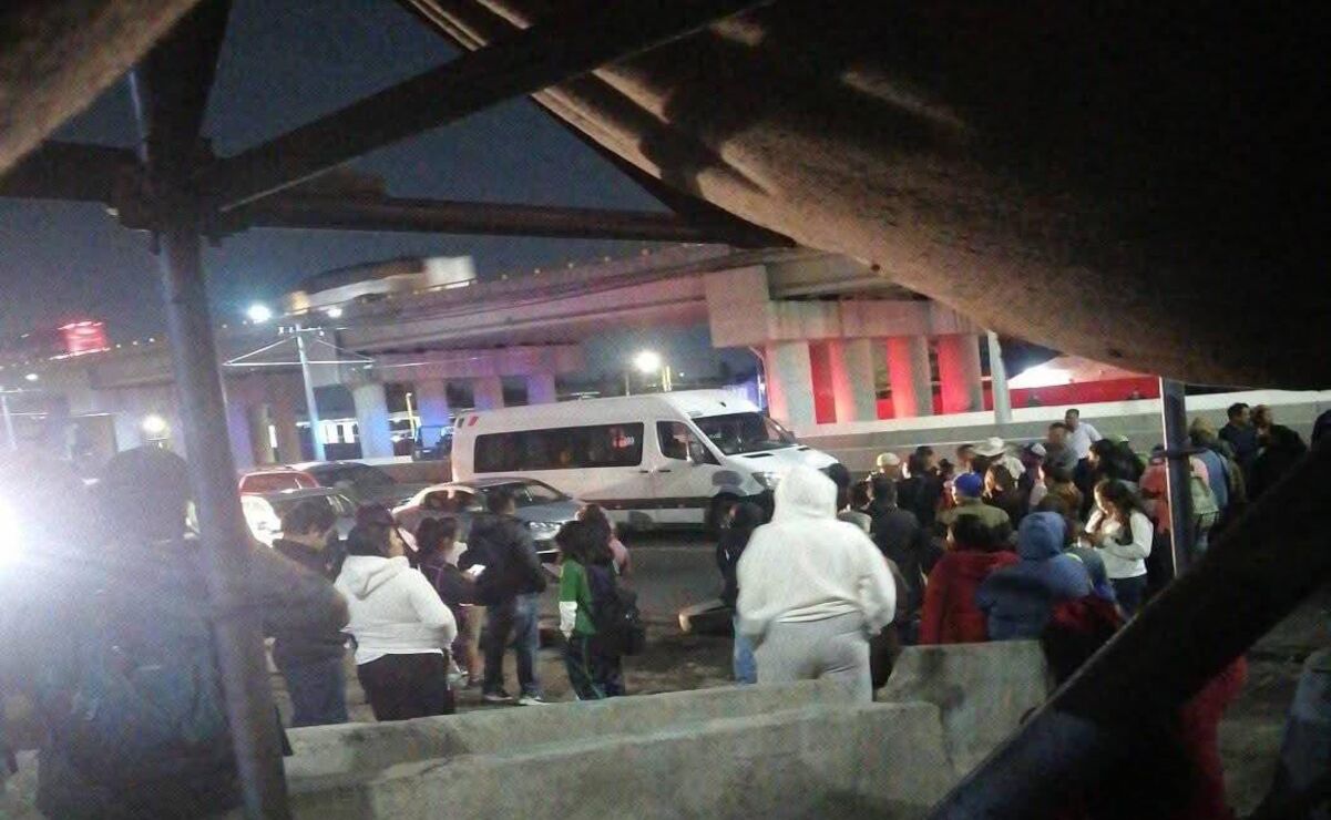 ¡Caos por bloqueo! Exigen habitantes de Ixtapaluca puente peatonal y estación de Trolebús