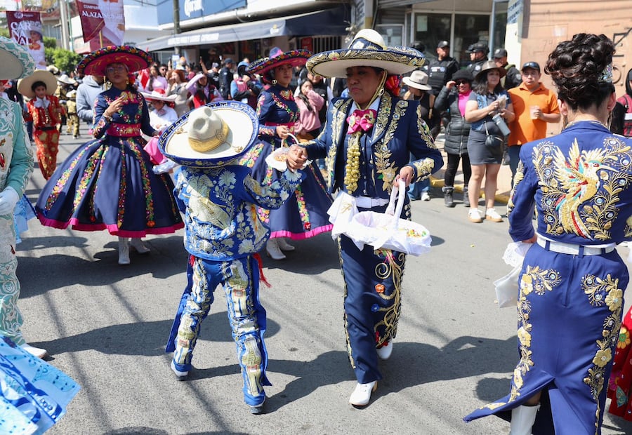El carnaval de este año rinde un homenaje especial a los maestros mascareros, quienes por más de un siglo han perfeccionado la técnica de las máscaras de charro. Foto Emilio Fernández / El Universal