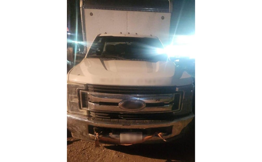 Los agentes aseguraron una camioneta de carga con reporte de robo con violencia. Foto especial