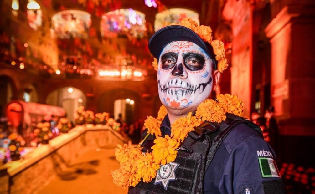 Elementos de diferentes agrupamientos de la SSEM participaron en la Ofrenda Monumental de Día de Muertos. Foto especial