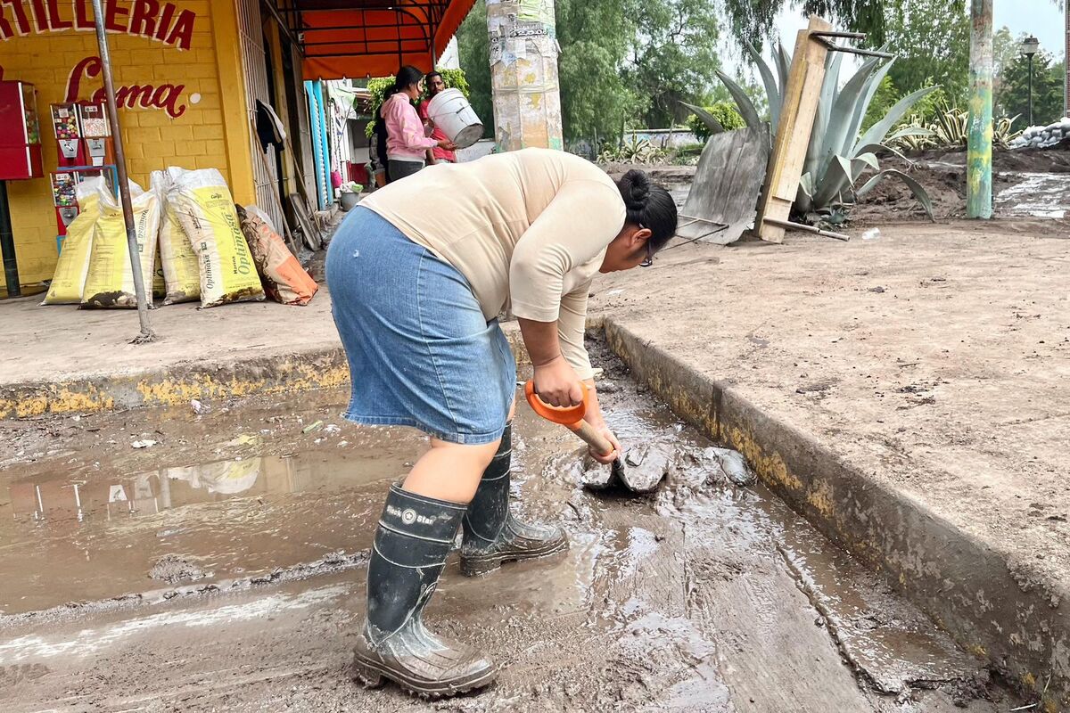 Vecinos de la colonia El Tejocote ayudando en la limpieza de escombros.