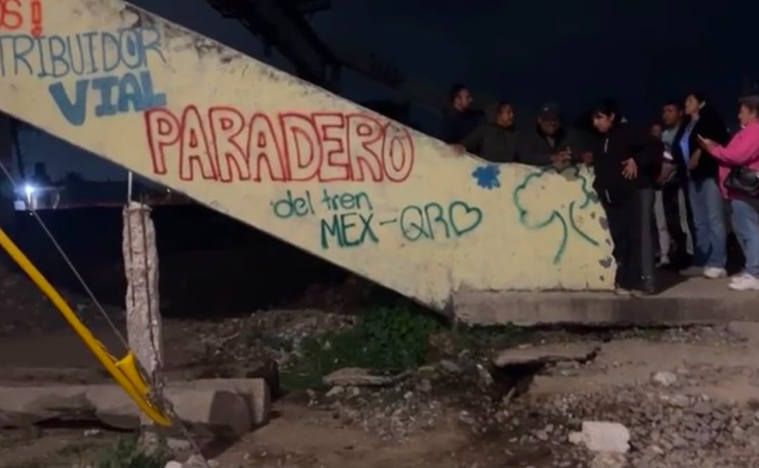 Pobladores exigieron que no se retire el puente hasta contar con una estructura permanente para cruzar las vías. Foto especial