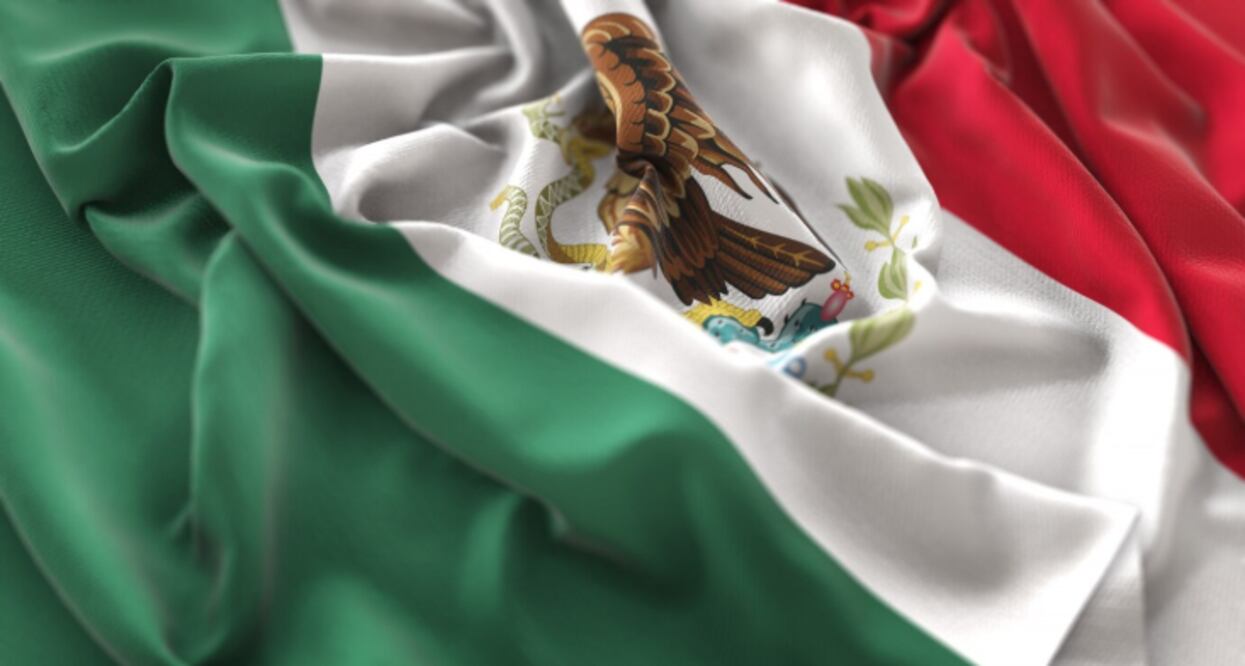 Antes el escudo de la Bandera de México incluía una corona imperial encima del águila. Foto Especial