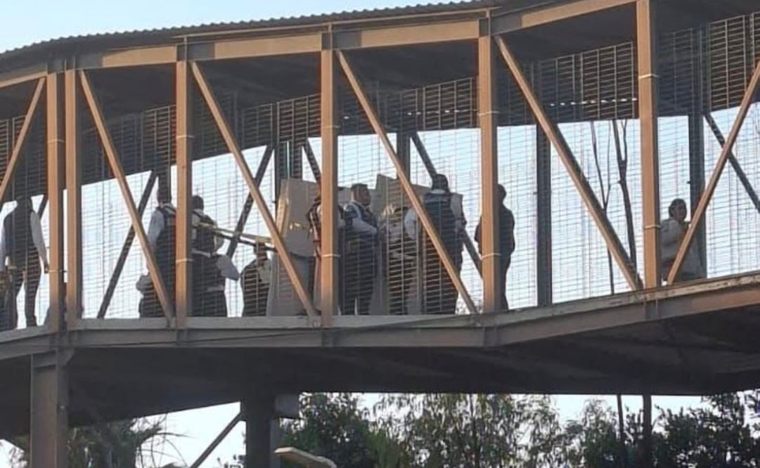 Elementos de seguridad privada utilizaron mamparas para resguardar la zona del deceso en el concurrido puente de Tultitlán. Foto Especial