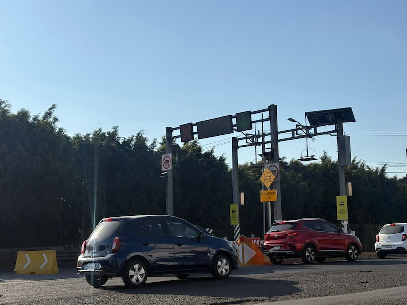 Este tipo de unidades no tiene permitido utilizar el Viaducto Elevado Bicentenario, aún pagando la respectiva tarifa, debido a que transportan pasajeros. Foto: Arturo Contreras/ El Universal