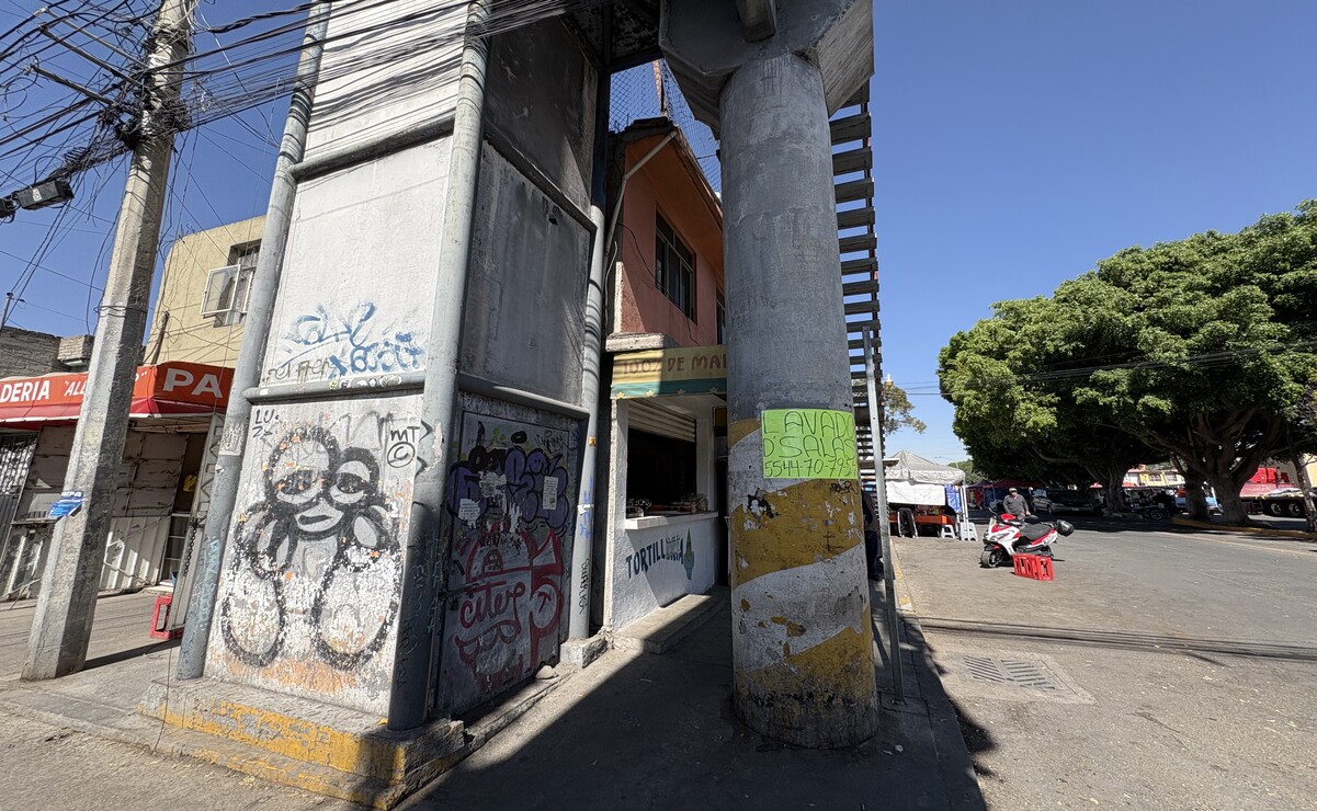 La estructura metálica donde se encuentra el elevador está recubierta con tabla roca y está vandalizada con grafitis. Foto: Arturo Contreras / El Universal Estado de México