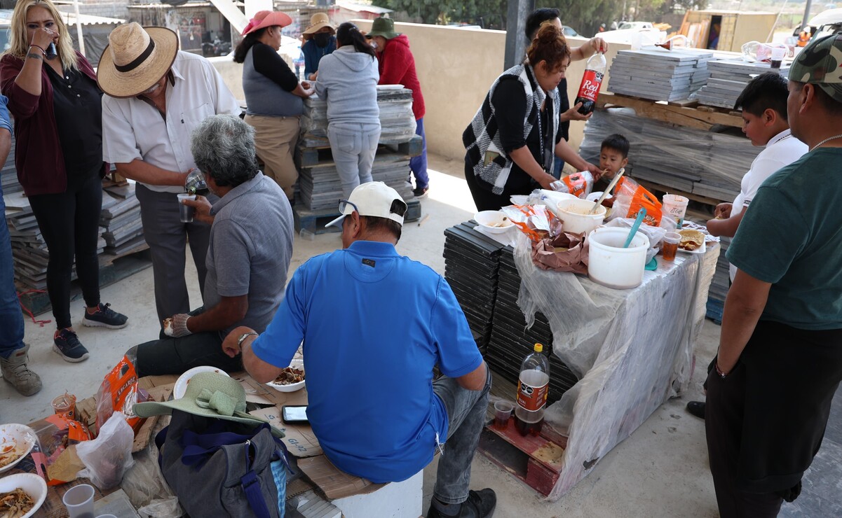 Alrededor de 20 vecinos se reunieron en la que será la tercera estación del proyecto ferroviario, para comer y tomar refrescos. Foto: Luis Camacho