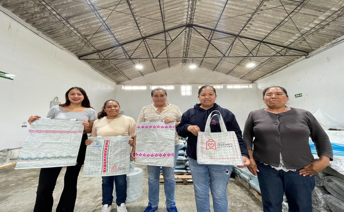 Mujeres que tejen sueños: creando bolsas de rafia con amor y dedicación / Foto: Michelle Sánchez