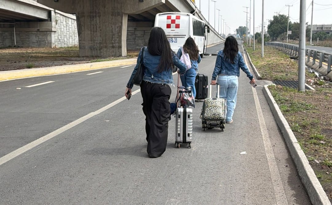 Ante el cierre vial, habitantes de la zona trasladan en motocicleta a pasajeros que corren para no perder sus vuelos en el AIFA. Foto Especial