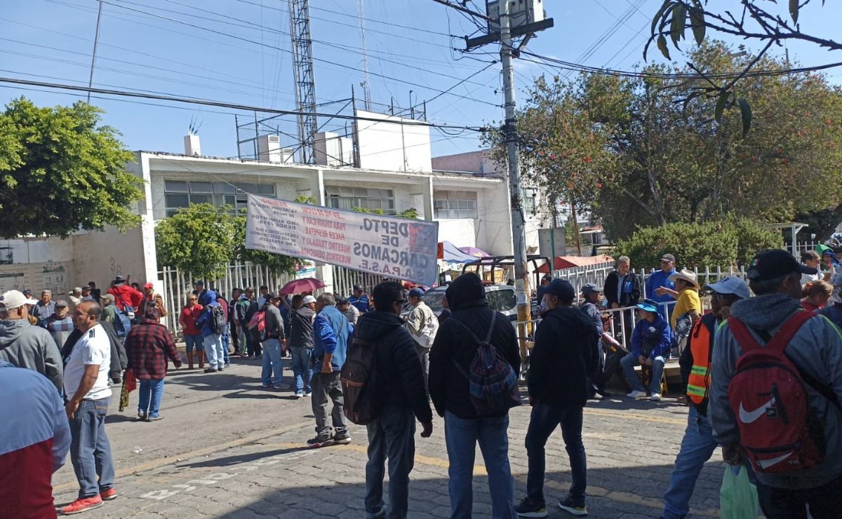Trabajadores del SAPASE de Ecatepec protestan exigiendo el pago de sus salarios y prestaciones Foto: Especial