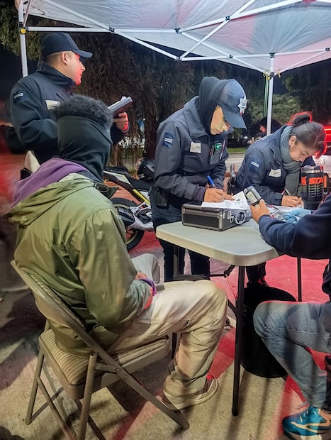 Los infractores, en su caso tras ser evaluados por el juez cívico y prueba de salud, han realizado trabajo comunitario. Foto: especial