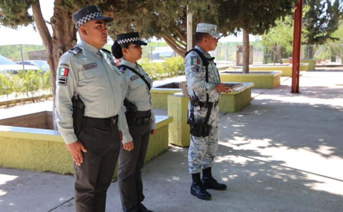 Un guardia nacional explicando los riesgos del consumo de sustancias adictivas a un grupo de estudiantes / Foto: Especial