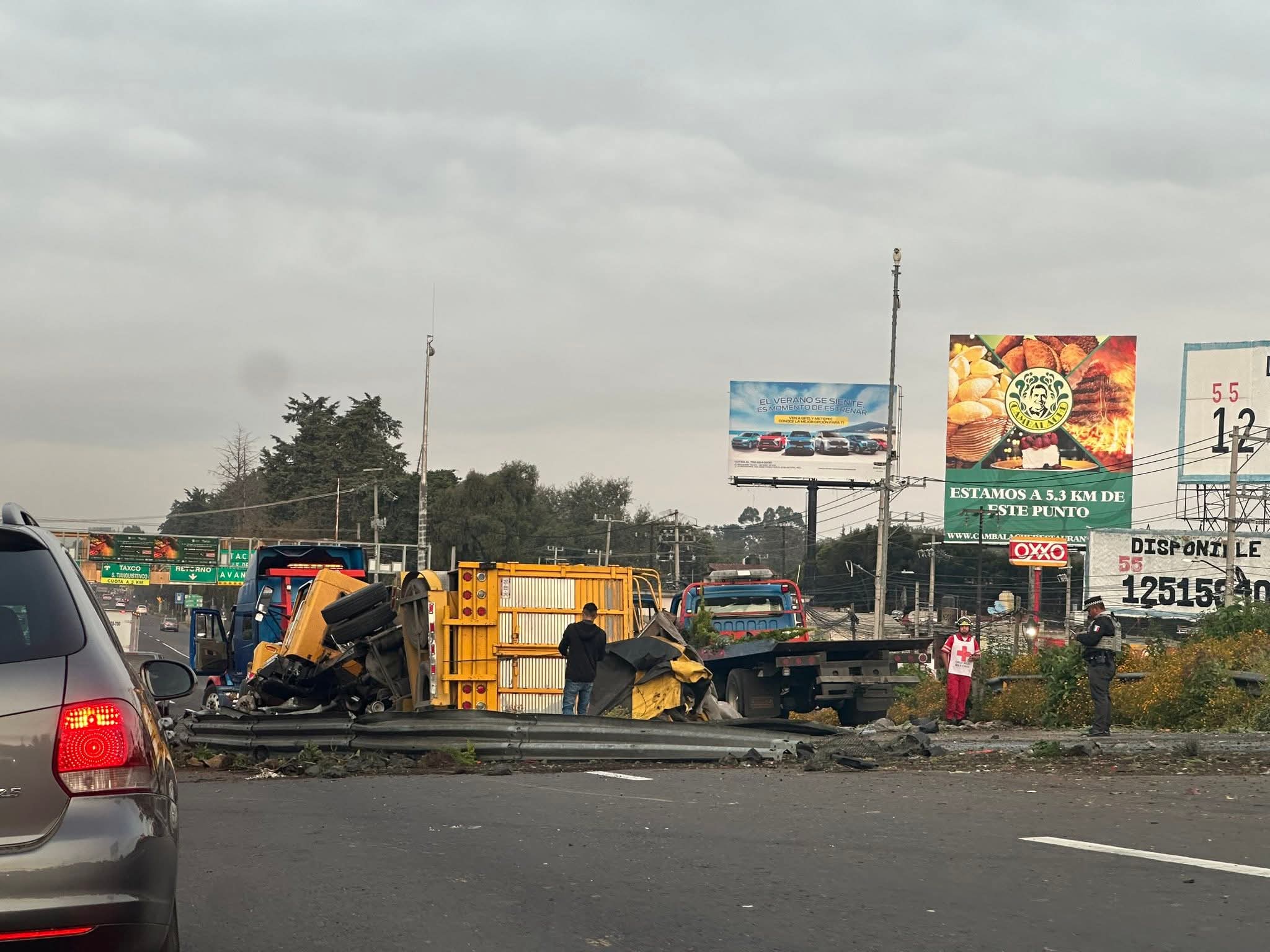 El camión volcado transportaba macetas; el chófer resultó con algunas lesiones menores / Foto Especial