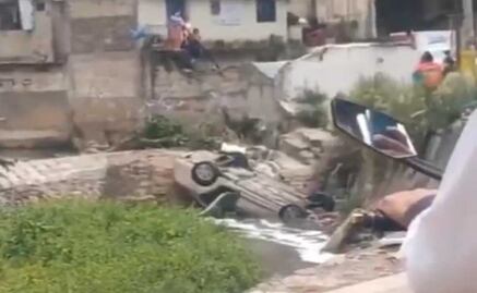Joven sobrevive a caída en aguas negras de Río Hondo tras perder el control de su auto en Naucalpan 