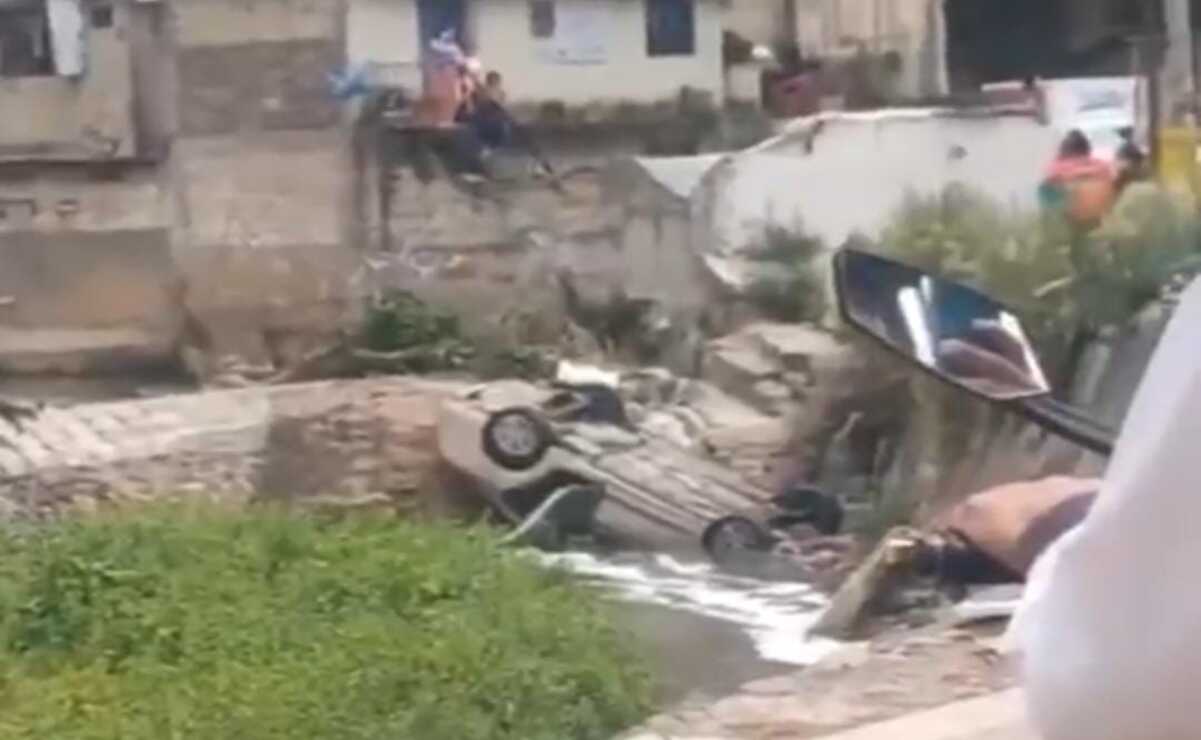 Joven sobrevive a caída en aguas negras de Río Hondo tras perder el control de su auto en Naucalpan