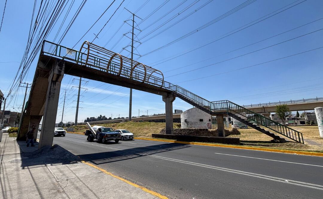 El visible deterioro de los puentes peatonales en Toluca evidencia la falta de mantenimiento denunciada por los vecinos. Foto: Arturo Hernández