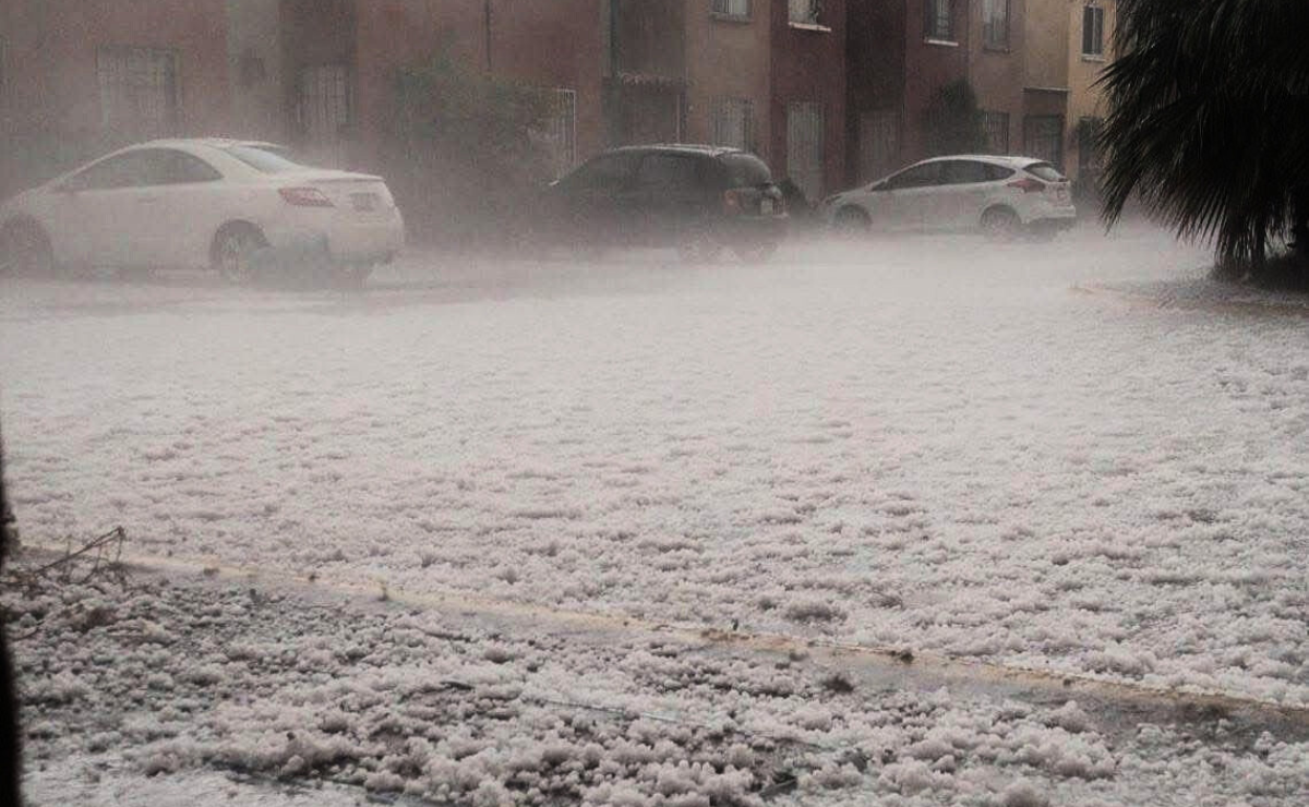Una fuerte granizada cubrió de hielo vialidades y accesos al AIFA, afectando la circulación vehicular. Foto: Especial